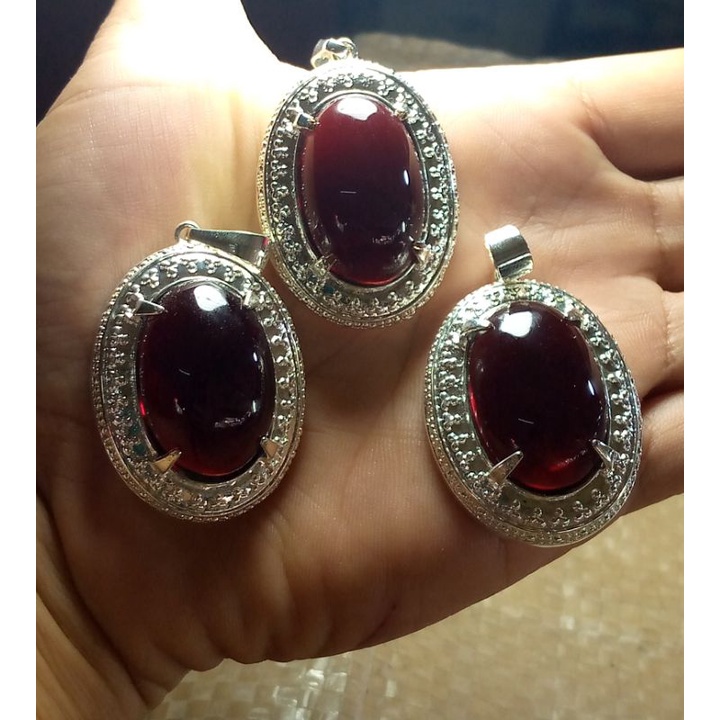 Liontin merah Siem bangkok