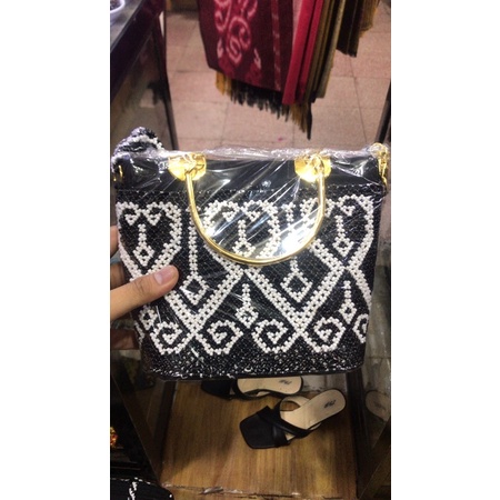 TAS MANIK UBAQ HITAM PUTIH
