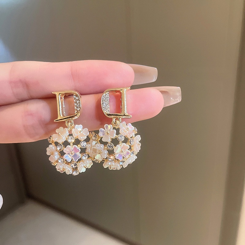 Anting Tusuk Gantung Bentuk D Desain Bunga Hias Berlian Gaya Elegan Untuk Wanita