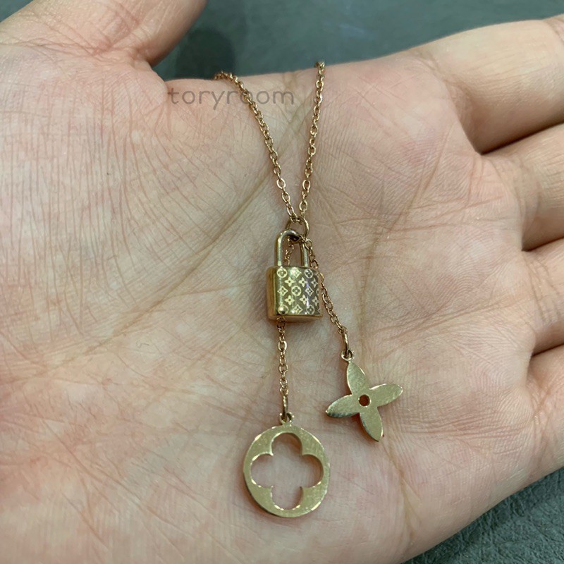 Kalung titanium rantai tipis LV gembok rumbai