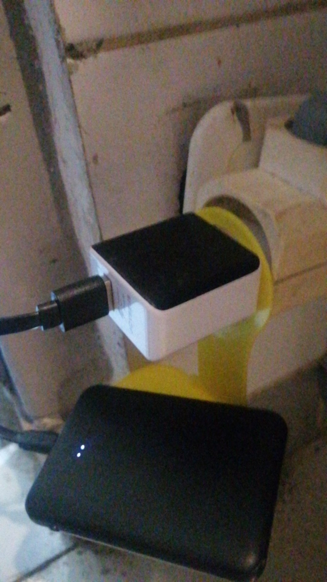 Tempat Dudukan Charger Smartphone Hp Frame Steker Tembok Gantung