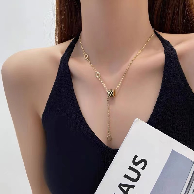 Kalung Baja Titanium Liontin Kotak-Kotak Hitam Putih Kalung Anti Karat All-Match Yang Modis