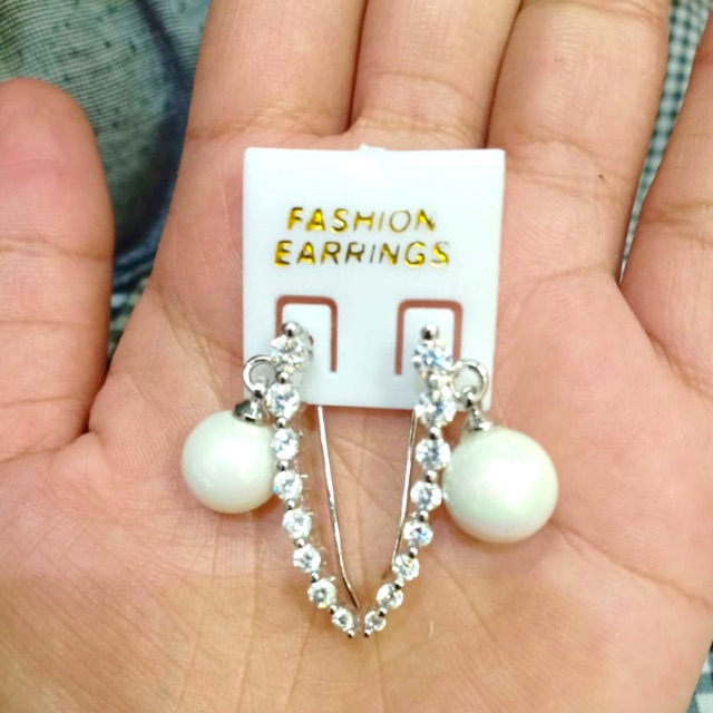 Anting wanita //anting mutiara // anting//perhiasan pengganti emas