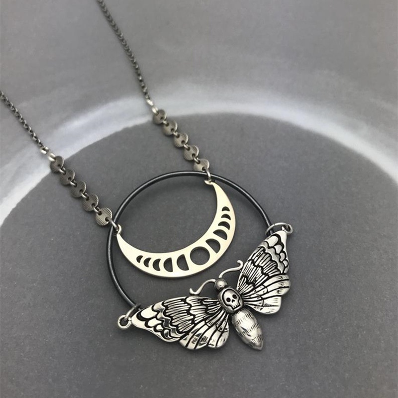 Kalung Hias Liontin Bulan Kerangka Moth Bahan Alloy Gaya Retro Untuk Wanita