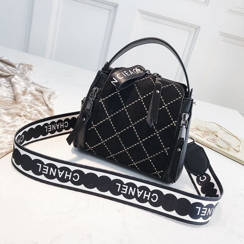 B8228 Tas Selempang CHANEL Casual Terbaru