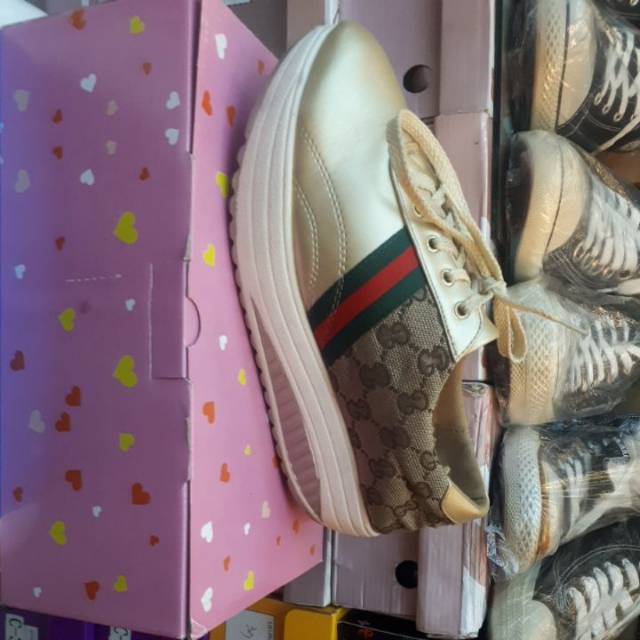 Sepatu lovetta gucci