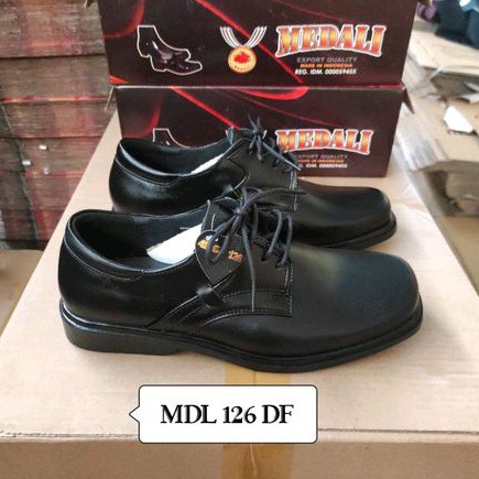 Sepatu kulit pria kantor medali tali hidup tampil lebih keren