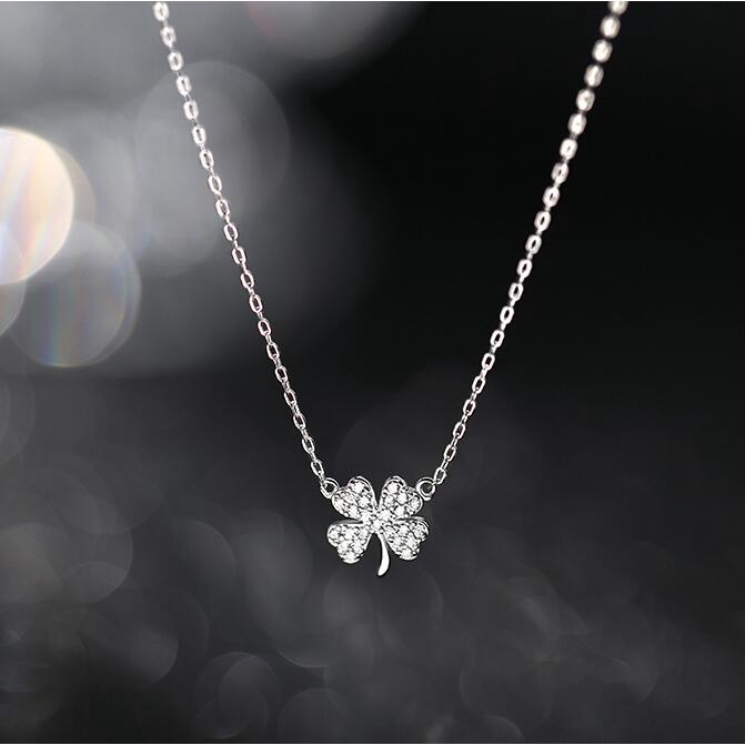Kalung Rantai Dengan Liontin Daun Clover Untuk Musim Panas