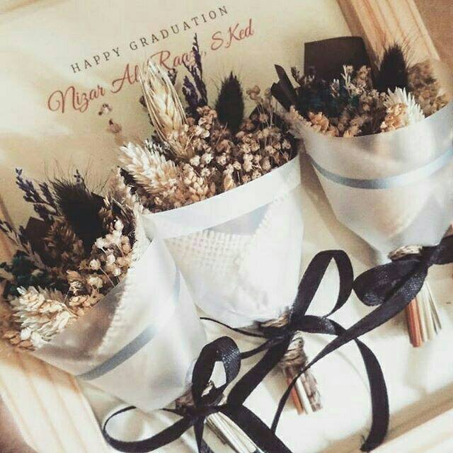 Dried flower in frame bunga kado hadiah wisuda birthday 