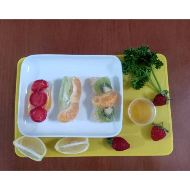 

Fruit spring roll with honey lime dipping