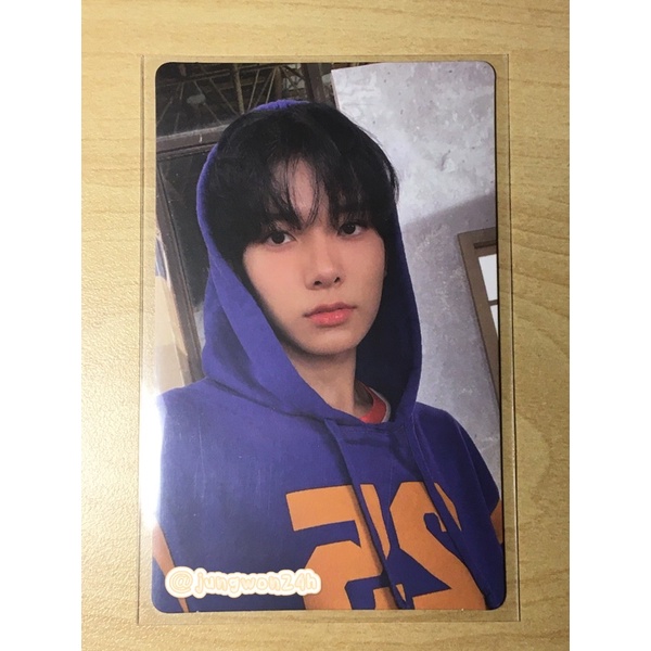 Heeseung hoodie Essential.