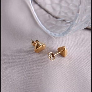 ANTING TUSUK WANITA BAHAN TITANIUM ASLI MOTIF LOVE , AKSESORIS WANITA BAHAN TITANIUM ASLI