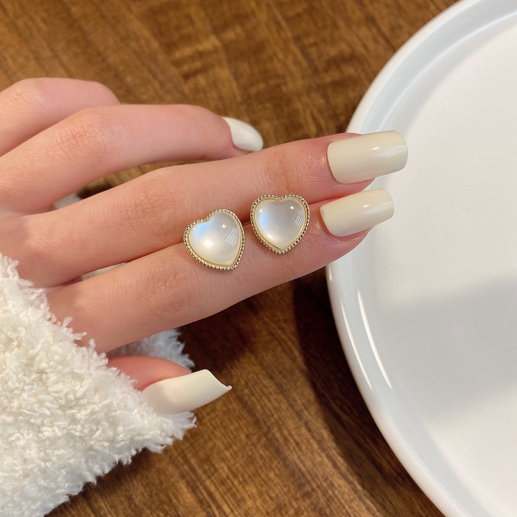 Anting Stud Kristal Transparan Bentuk Hati Bahan Logam Untuk Wanita