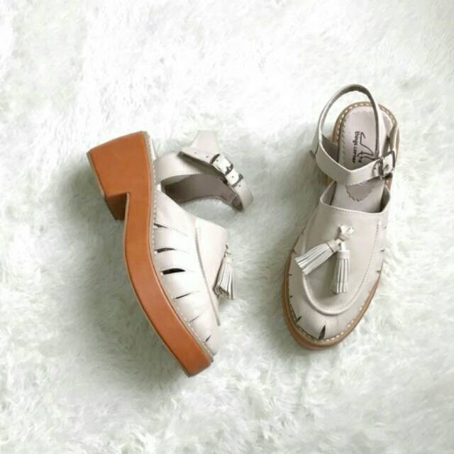 The things corner peggy heels