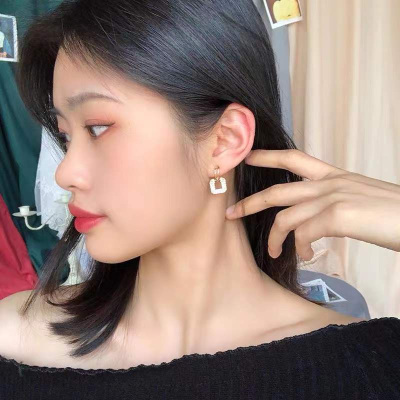 Anting Bentuk Kotak Hias Berlian Penuh Gaya Unik Untuk Fashion