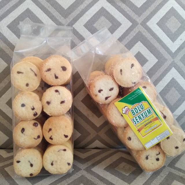 Makanan ringan bolu senyum oleh-oleh banyuwangi