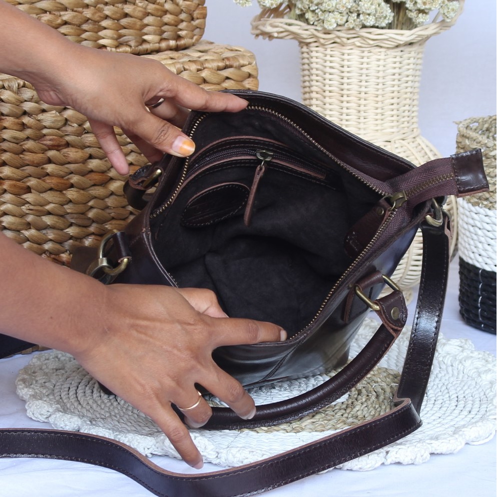 TAS JINJING DAN SELEMPANG KULIT SAPI ASLI MODEL EMMA DARK BROWN/ FREE GRAVIR NAMA DI GANTUNGAN TAS