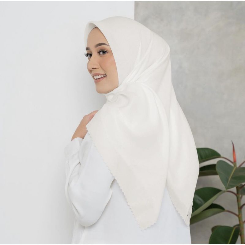 HIJAB SEGI EMPAT POLOS/JILBAB SEGI EMPAT/KERUDUNG BELLA SQUARE/KHIMAR BELLA POLLYCOTTON PREMIUM /110X110CM-BW