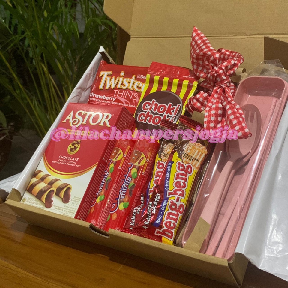 

hampers/snack box/gift box cocok untuk birthday, wisuda, dan hari istimewa lainnya