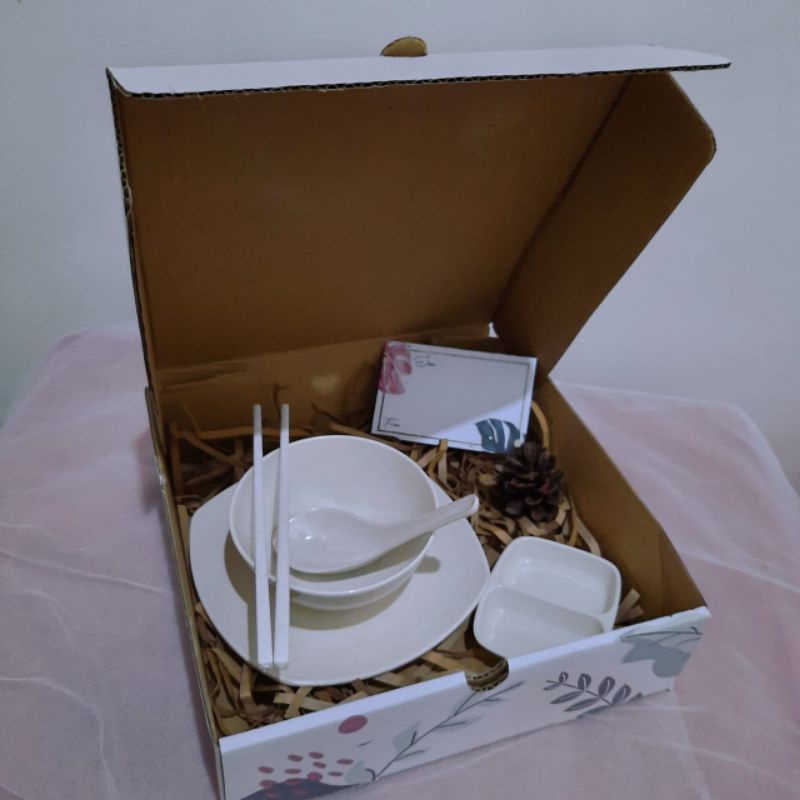 

Hampers/Kado Ulang Tahun High Quality Perlengkapan Makan