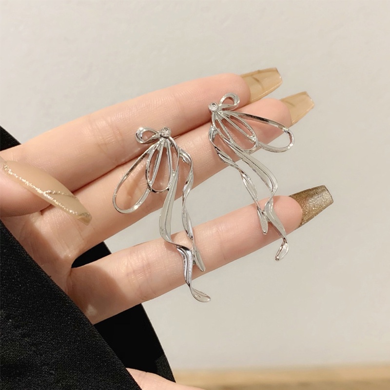 Anting Tusuk Gantung Bahan Metal Desain Pita Asimetris Kreatif Untuk Wanita