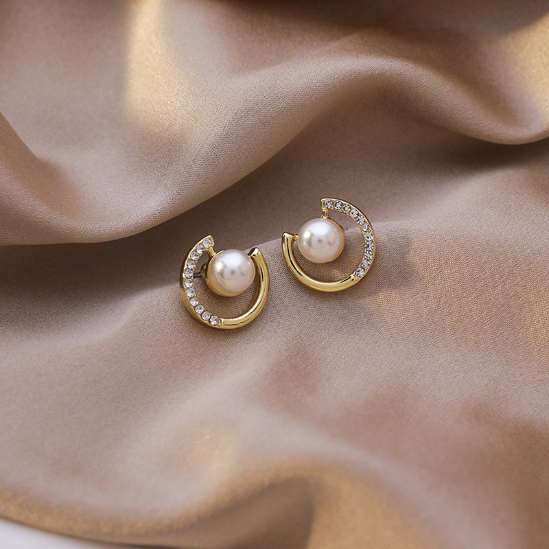 Anting Stud Mutiara Berlian Imitasi Bentuk Bulat Bahan Alloy Warna Emas Untuk Wanita