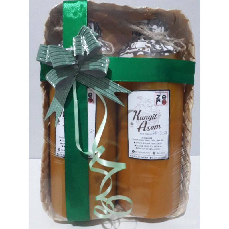 

Hampers (type B) Jamu Tradisional 2 botol @ukuran 1 Liter / Kunyit Asam Sirih Pinang Manjakani / Jahe Sereh Lemon / Beras Kencur Ori (Rasa Bisa Request / Kurangin Gula / Kurangin atau Ganti Bahan Rempah Tradisional)