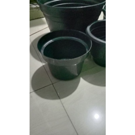 pot bunga , pot tanaman hias ,pot hitam pot uk 18