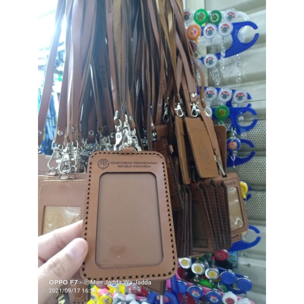 

GANTUNGAN ID CARD KULIT ASLI KEMENHUB HOLDER NAME TAG KEMENTERIAN PERHUBUNGAN REPUBLIK INDONESIA.