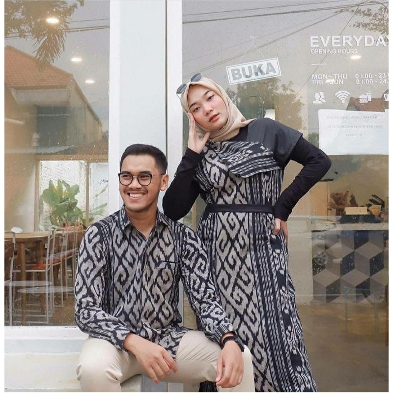 Couple seragaman tenun sarimbit tenun
