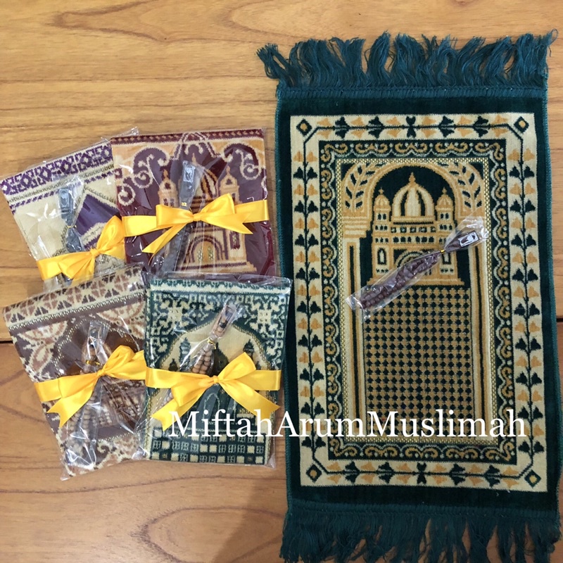 Souvenir sajadah muka bludru 35x55cm plus tasbih