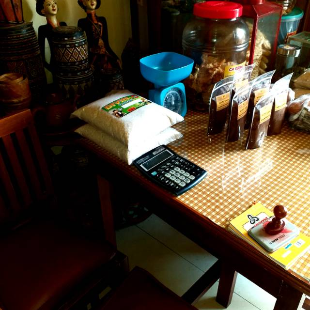 

Biji kopi mentah Dan yang sudah panggang