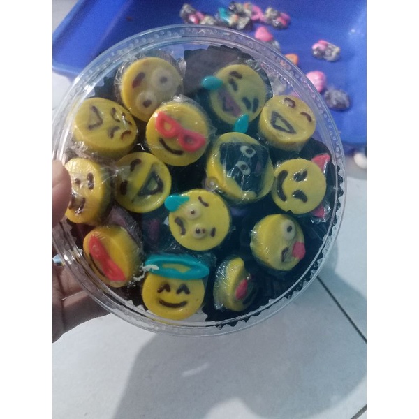 

coklat karakter emoticon