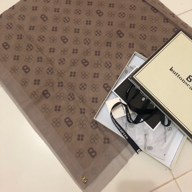 Buttonscarves monogram taupe
