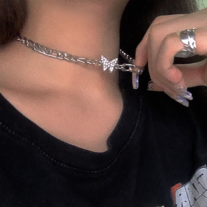 Kalung Choker Rantai Silver Tebal Desain Kupu-Kupu Hias Berlian Gaya Retro Korea Untuk Wanita