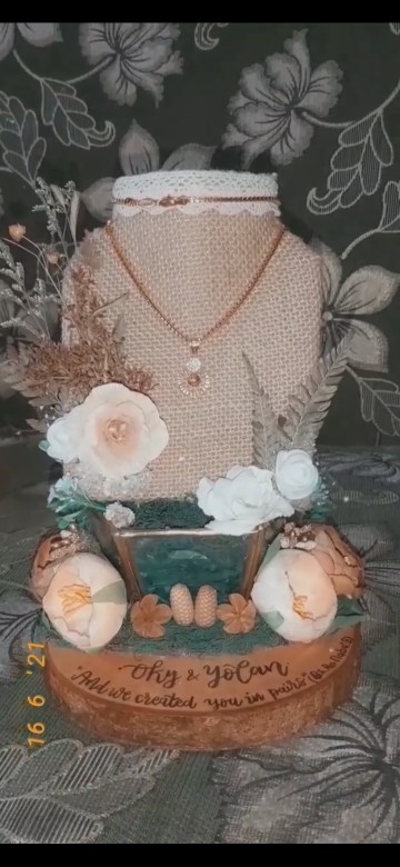 Tempat Kalung Rustic