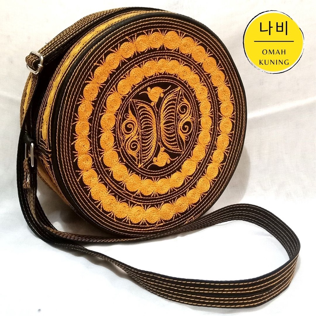 TAS SELEMPANG BULAT ETNIK GAYO KHAS ACEH BORDIR WARNA KUNING ASLI DARI ACEH