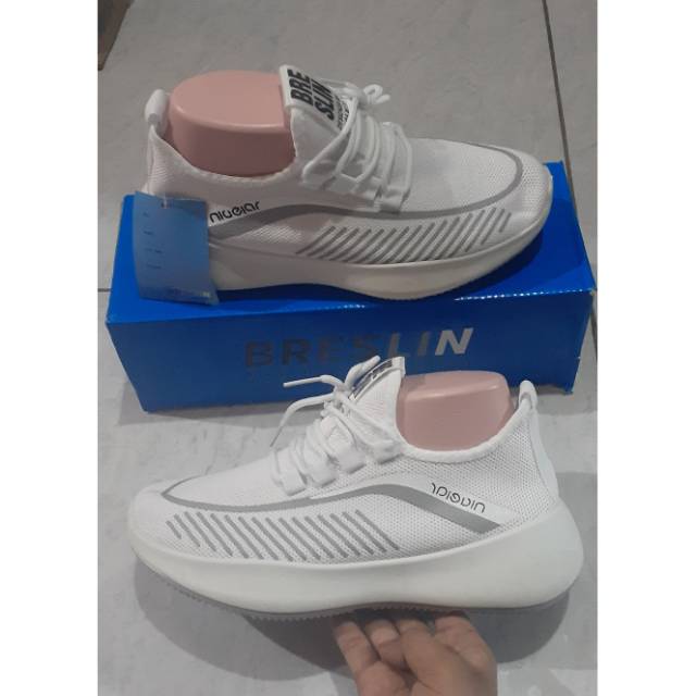 Sepatu breslin putih