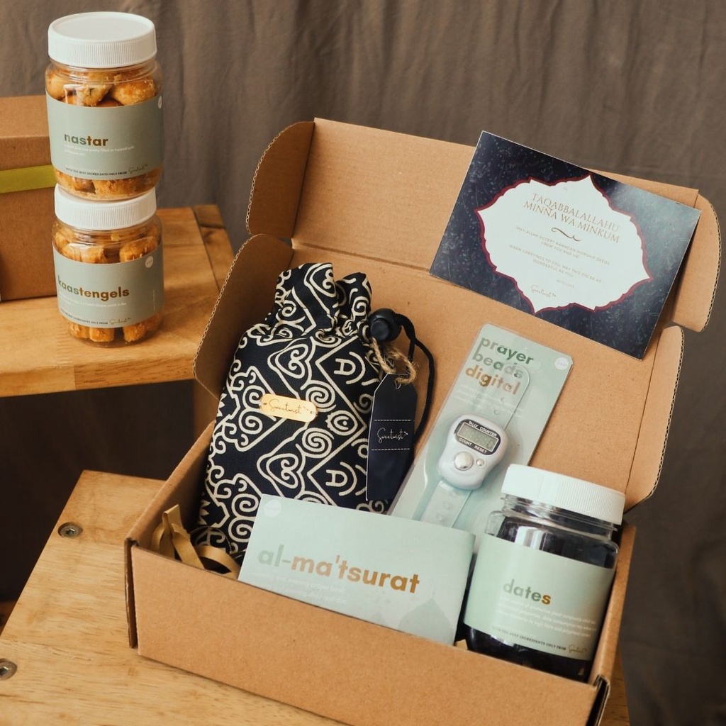 

Hampers Ramadan (Sajadah+Kue/Kurma+Tasbih Digital+Buku Dzikir)`