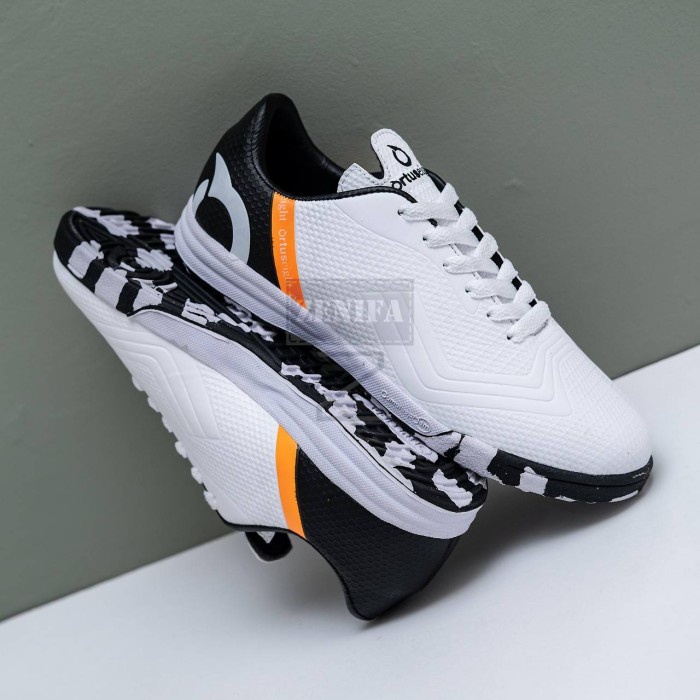 sepatu futsal ourtuseight - Putih, 39