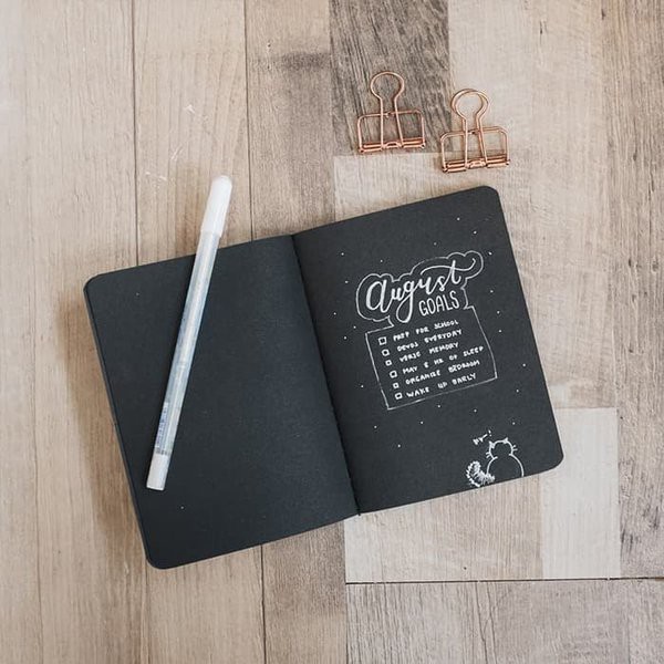 

Dijual BUKU TULIS BLACK PAPER PLAIN NOTEBOOK A6 KERTAS HITAM BOLPEN PUTIH Diskon