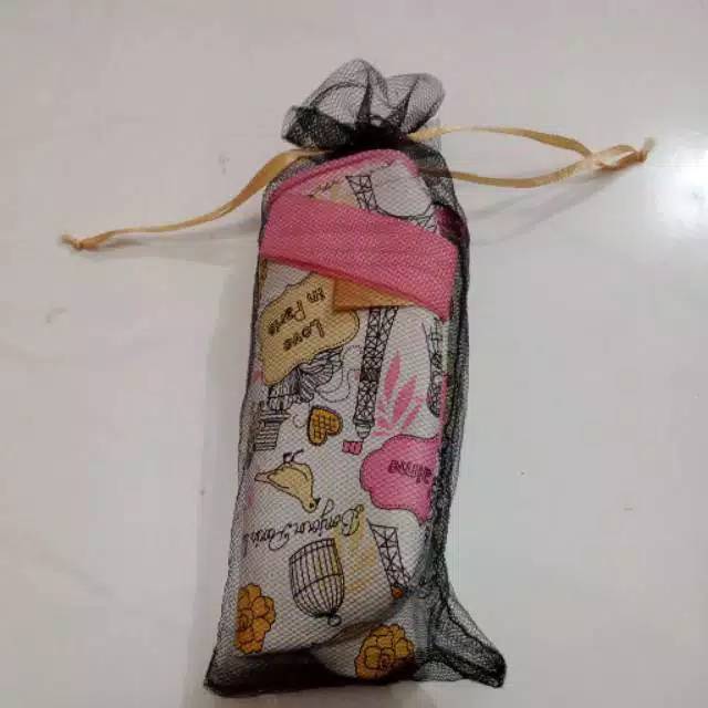 Sarung tile souvenir (tempat tissu)