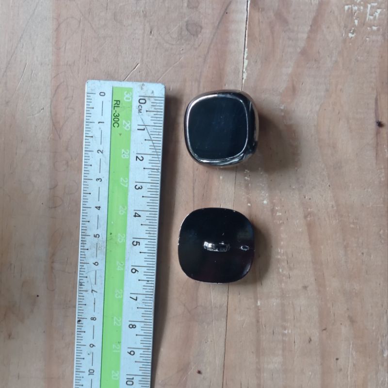 Kancing hias kotak hitam perak 2,5 cm