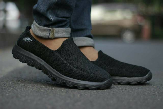 Sepatu Skechers slip on Pria, free kaos kaki