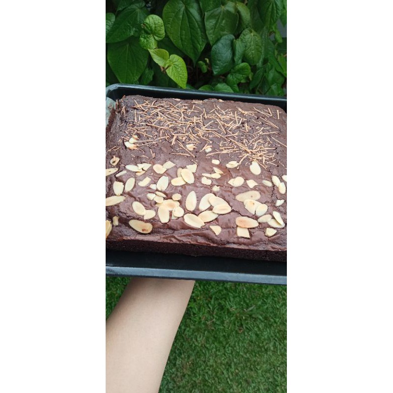 

BROWNIES 2 TOPING KEJU + ALMOND