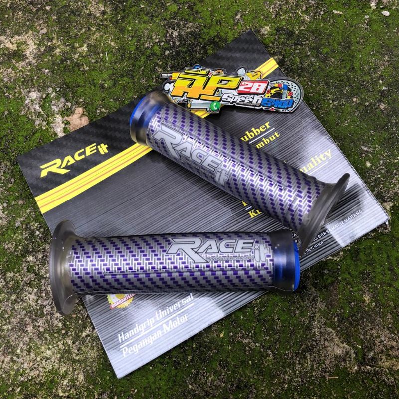 HAND GRIP CARBON RACE IT MODEL HARRIS UNIVERSAL ALL MOTOR /HANDFAT KARBON RACE IT UNIVERSAL KARET EMPUK BEAT VARIO SCOOPY SPACY MIO SOUL FINO XEON XMAX NMAX LEXI PCX NINJA SATRIA FU VIXION GSX CRF ADV KLX RX KING DLL