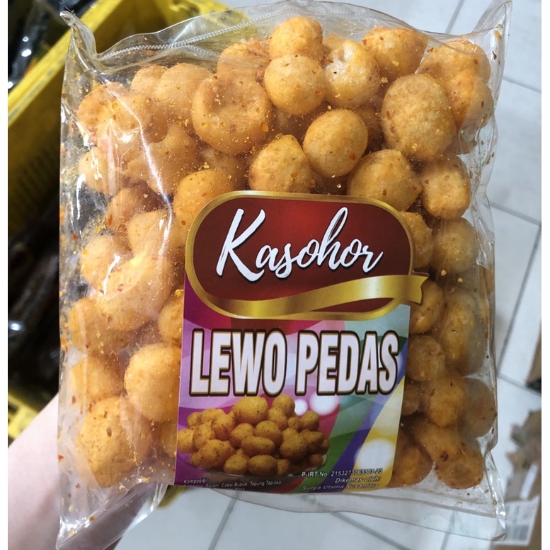 

Cemilan kerupuk lewo pedas