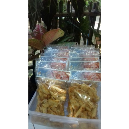 

KERIPIK SINGKONG MANGGLENG GURIH PEDAS MANIS - 130 GRAM