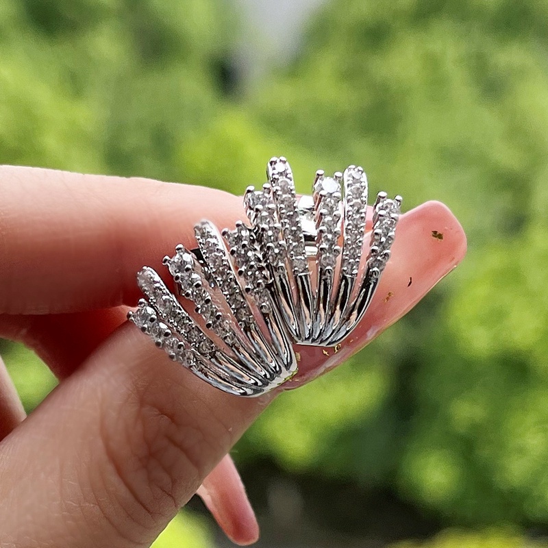 Anting Stud Tindik Warna Silver Desain Cakar Hias CZ Putih Untuk Wanita