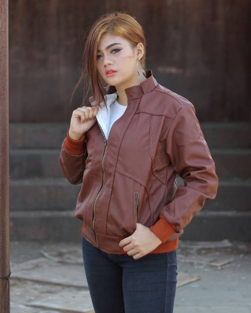 Jaket kulit keren wanita